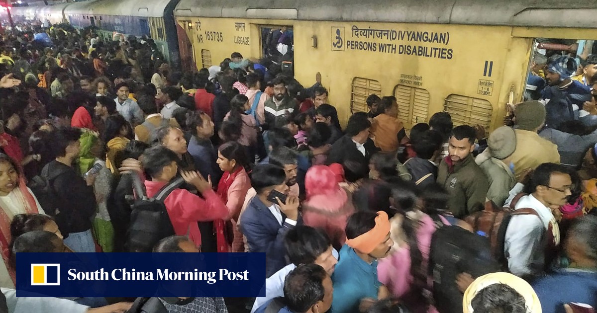 15インドで死んでヒンズー教のメガフェスティバルへの列車を捕まえるためにスタンピード