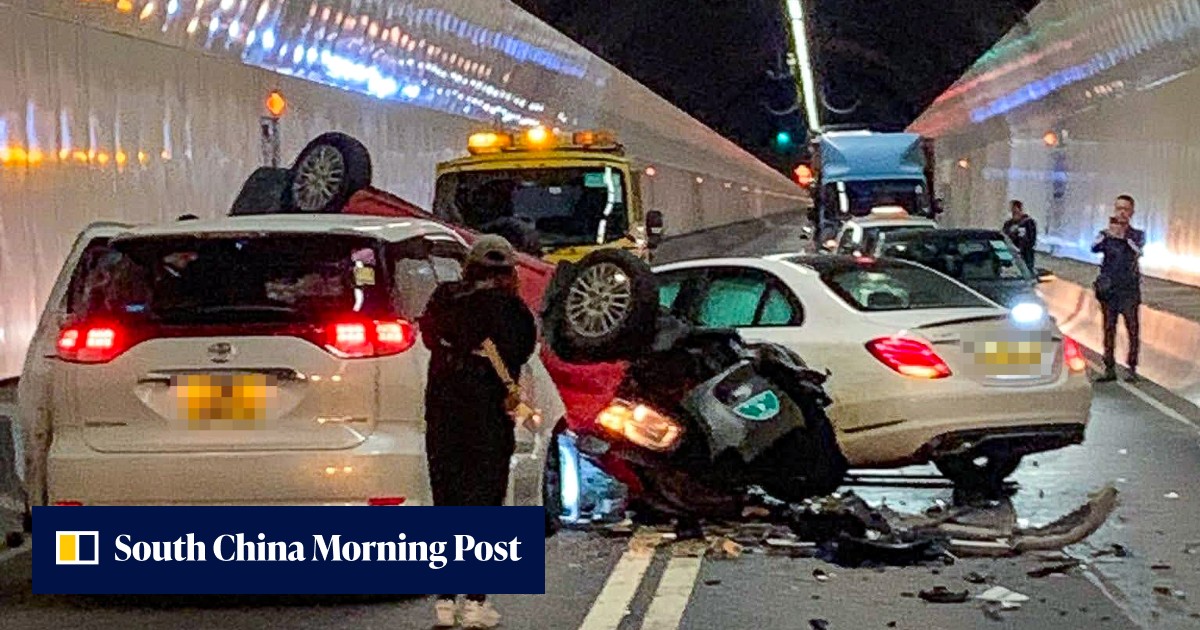 香港トンネルで3台の車両のcrash落後に負傷した4人、1人のドライバーが逃げます