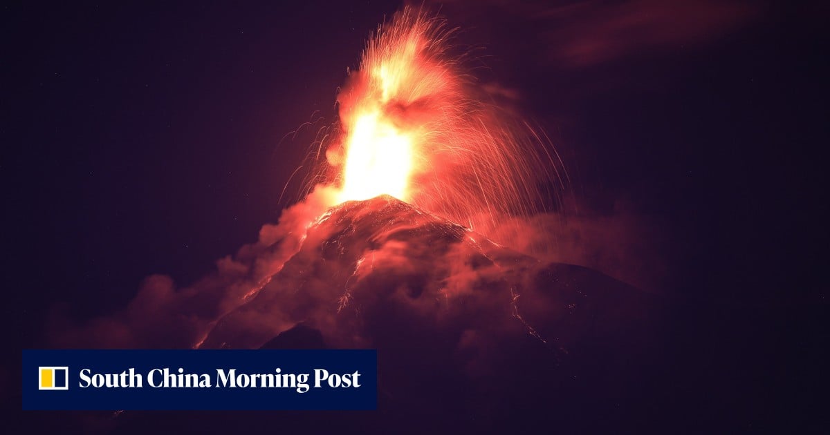 Einwohner evakuiert, als der Vulkan Fuego in Guatemala ausbricht und Lava ...
