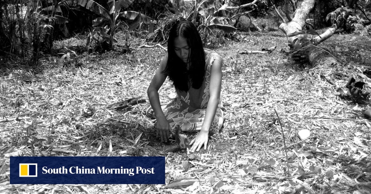 Filipino filmmaker na si Lav Diaz sa kanyang pinakabagong 9-hour na pelikula na Magellan, at halos namamatay