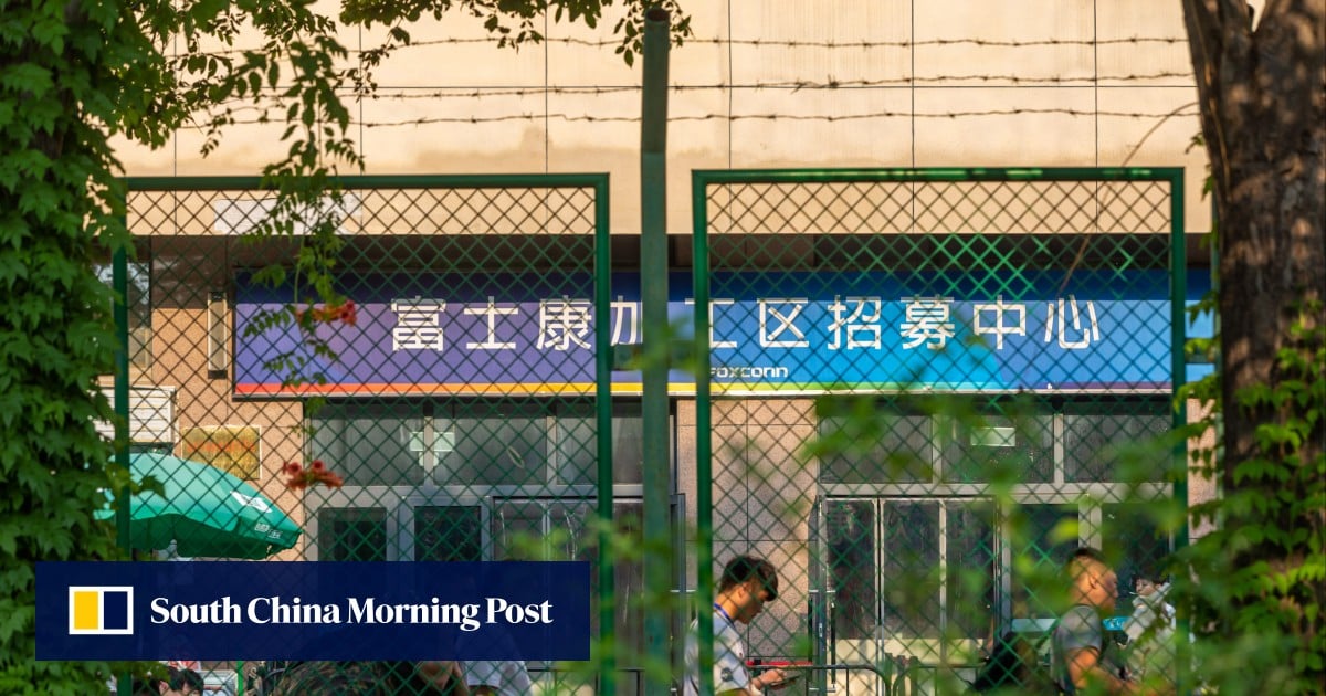 在特朗普省略了关税之后,中国最大的iPhone工厂恢复了招聘 在特朗普省略了关税之后,中国最大的iPhone工厂恢复了招聘