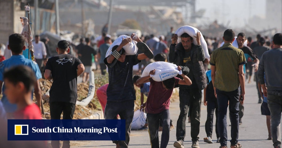 Desperate Palestinians in Gaza block and offload UN food trucks