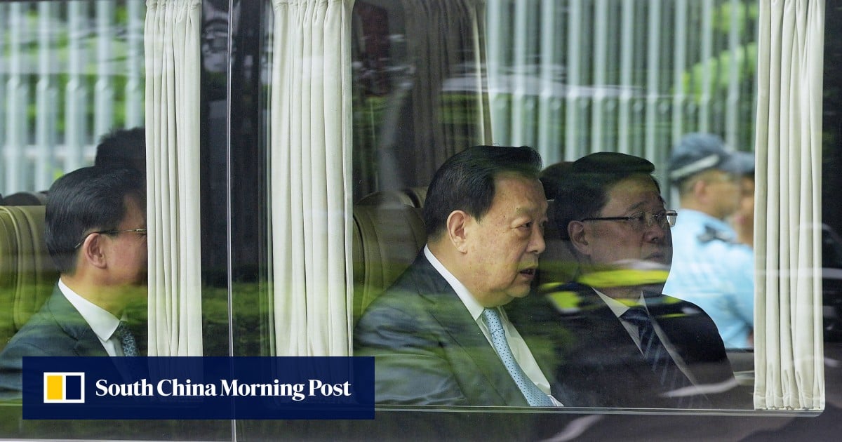 Xia Baolong holds closed-door talks with Hong Kong business leaders during visit