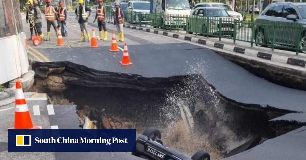 Foreign Workers Rescue Woman Within Minutes From Singapore Sinkhole