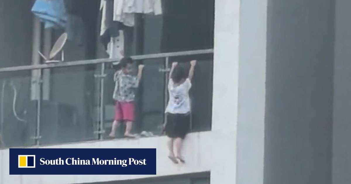 Video | 2 children rescued after hanging from balcony in China