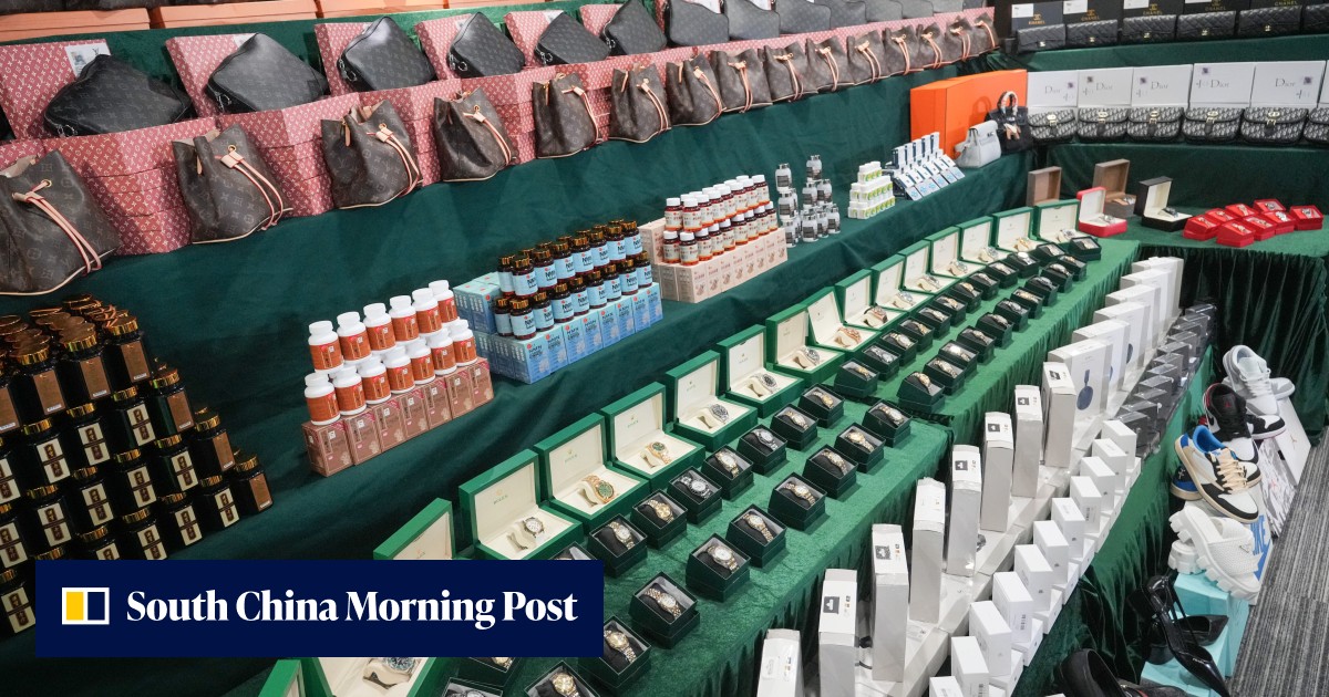 税関で最大の偽の商品で押収された偽のアイテムの1500万ドルのオンラインケース