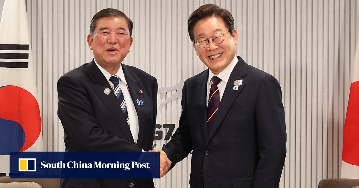 Japan’s outgoing PM visits South Korea, seeking to cement ties before exit
