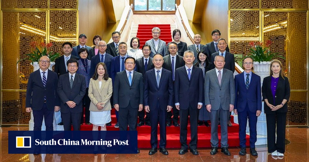 New deputy chief of liaison office meets Hong Kong media delegation in Beijing