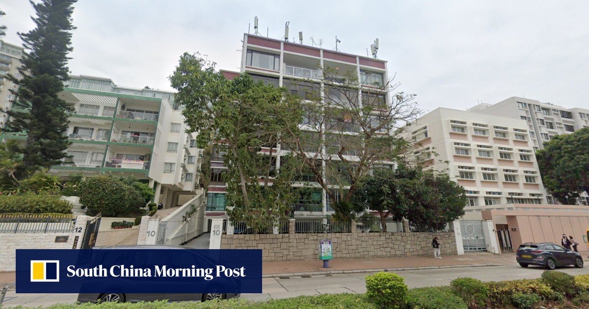 Hong Kong police hunt for 17-year-old girl who threw knives at ex-girlfriend