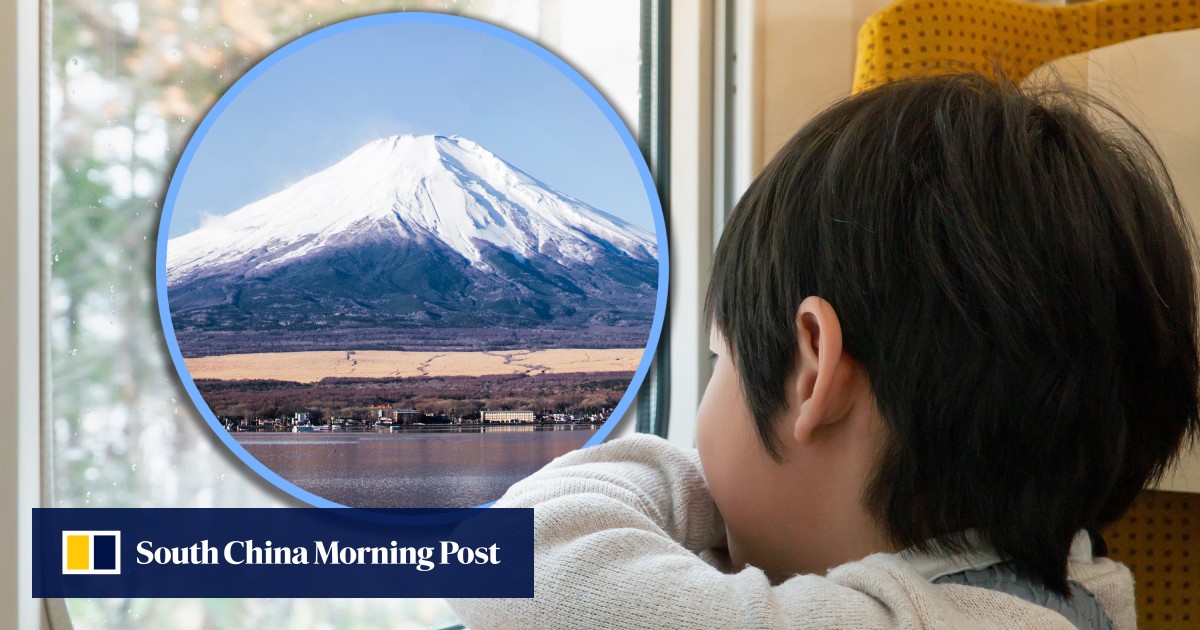 China boy upsets Japan couple by squeezing into seats to view Mount Fuji as parents look on