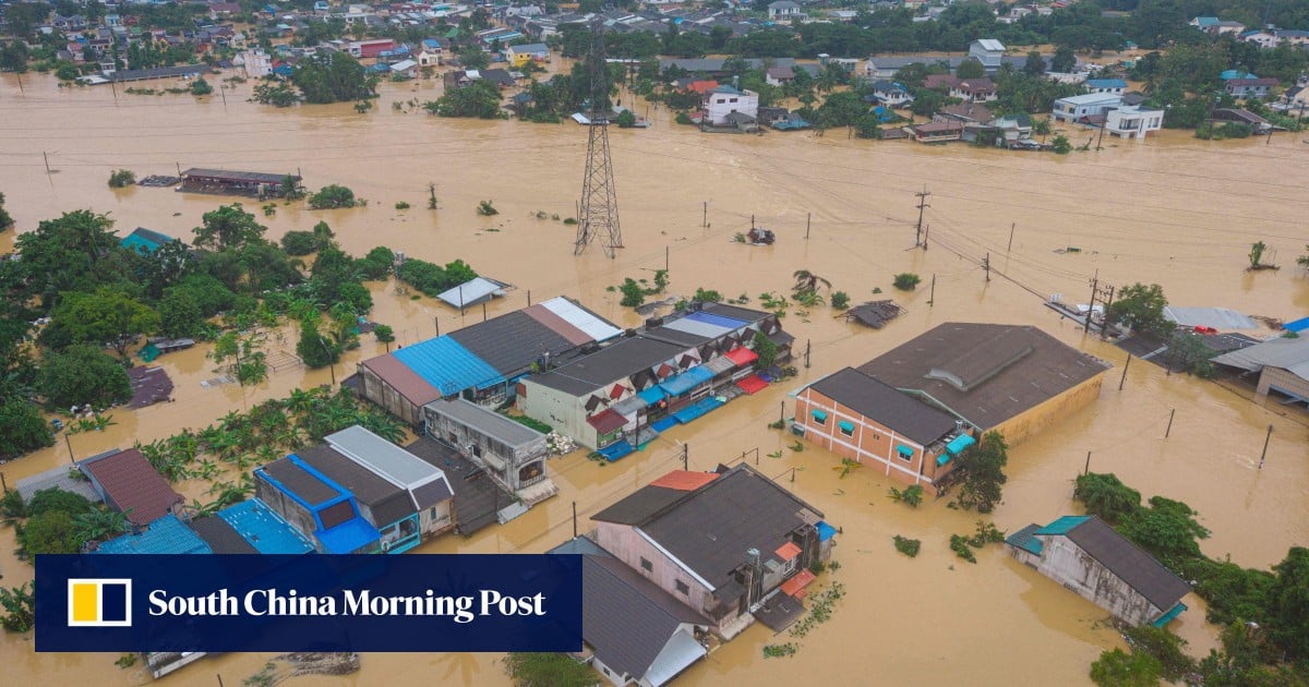 Thai flood victim bitten by deadly snake waits 32 hours for rescue