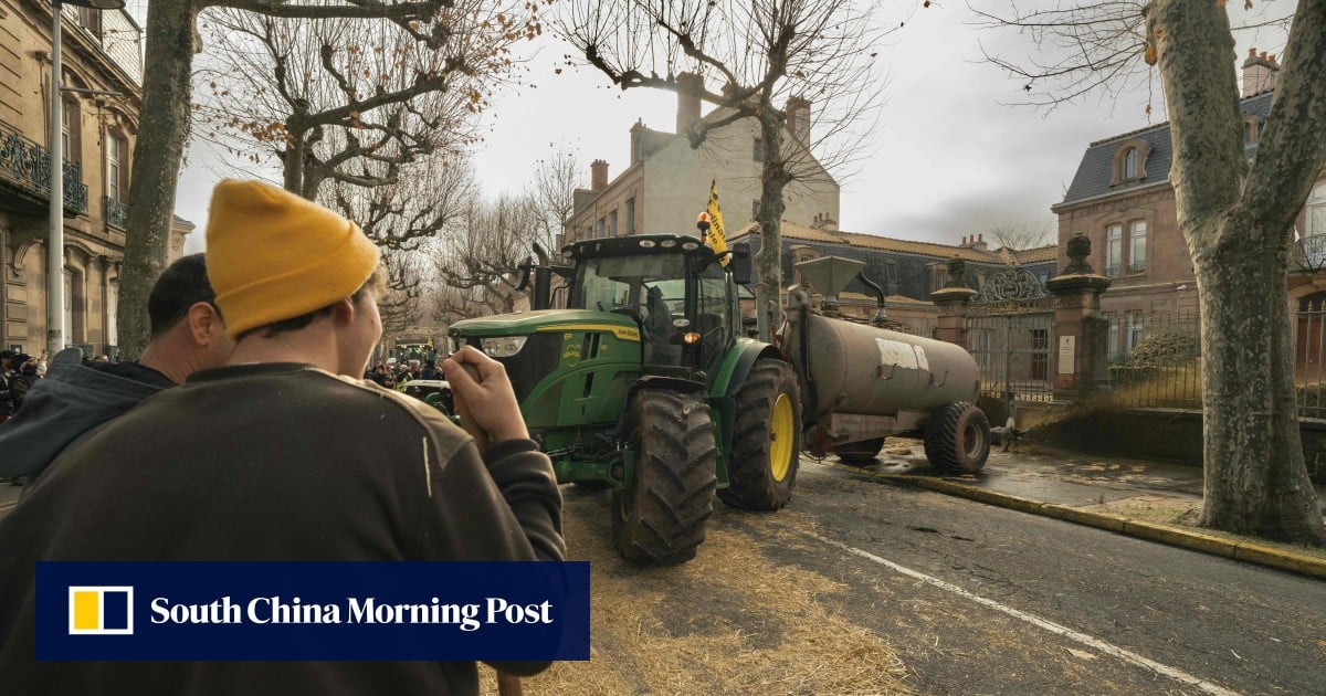 French farmers spray manure, block roads over cow ‘mass slaughter’ policy