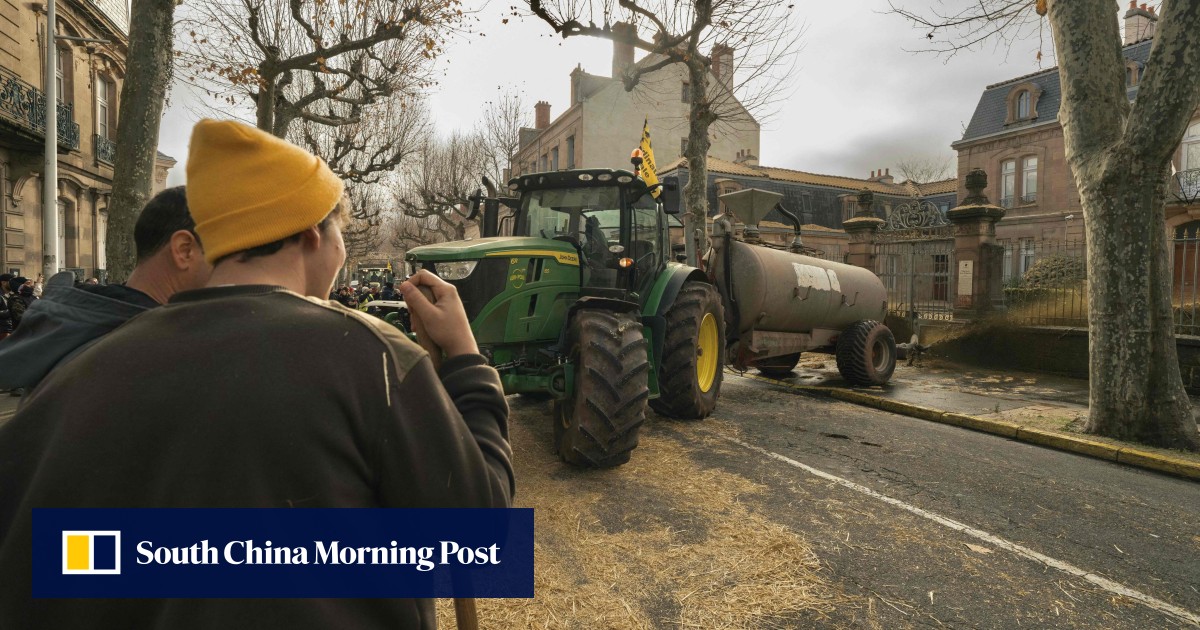 French farmers spray manure, keep up road blocks over cow ‘mass slaughter’