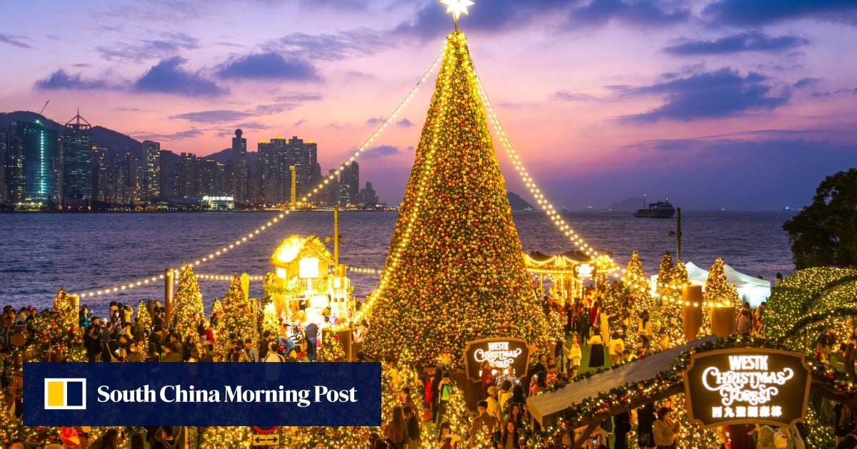 Hongkongers, tourists celebrate Christmas at West Kowloon with picnics, selfies