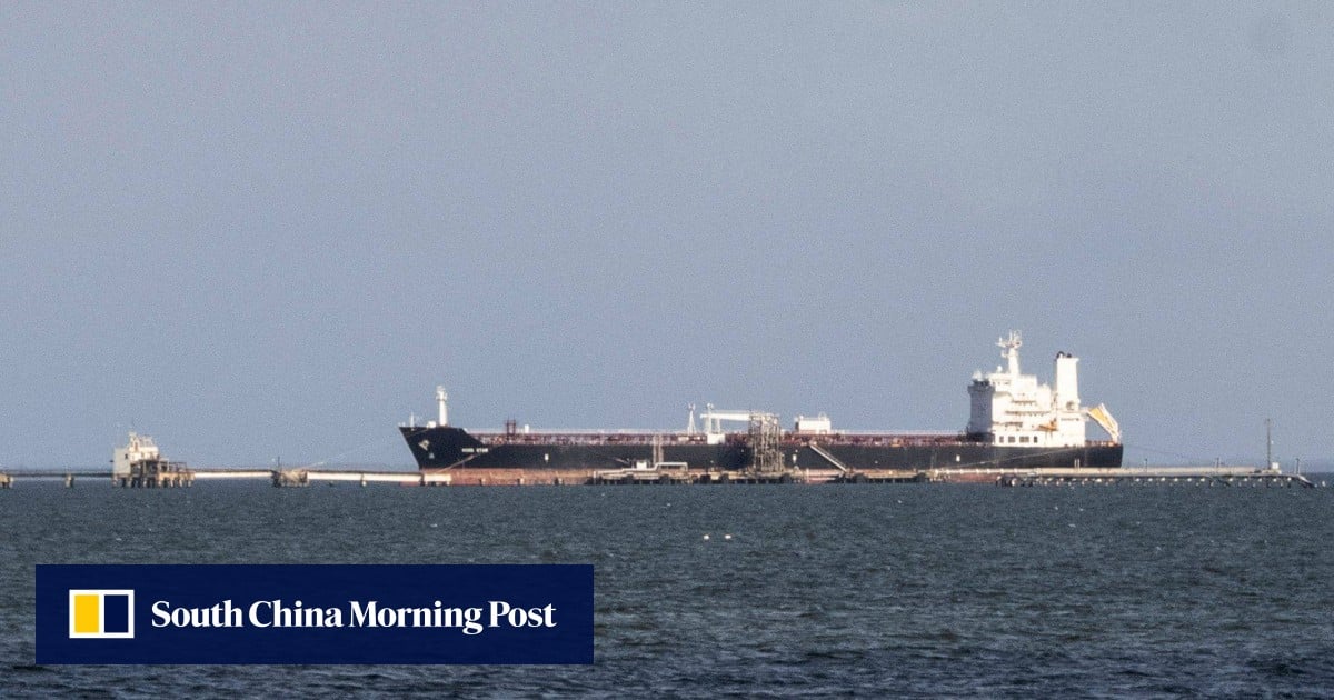 Supertankers sailing to pick up Venezuelan oil for China make U-turn: ship data