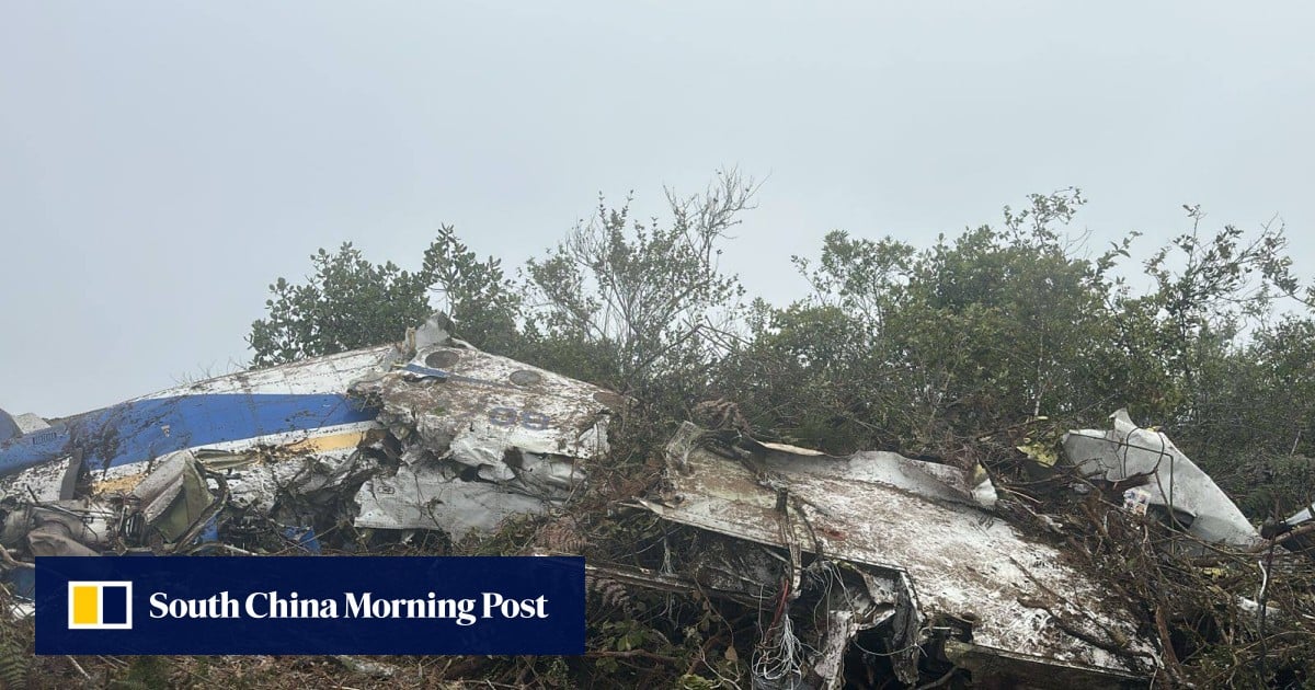 Plane crash in Colombia kills 15, including politician