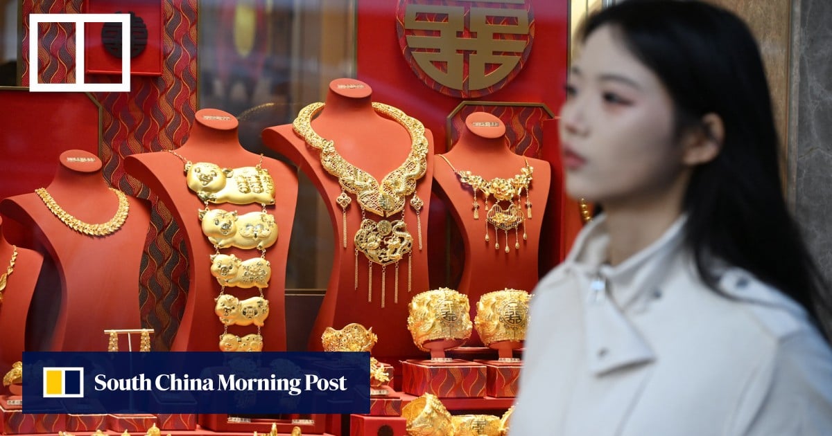 Video | Shanghai residents cash in as gold prices surge