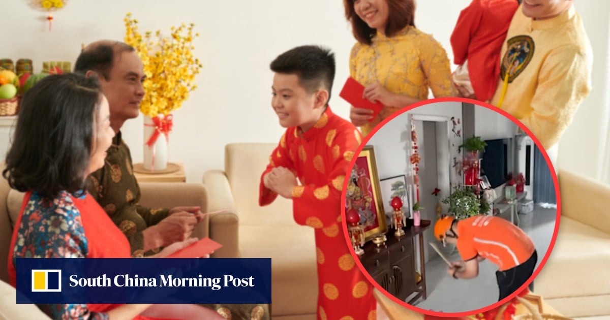 China delivery firm offers kneeling service to send Lunar New Year greetings for customers