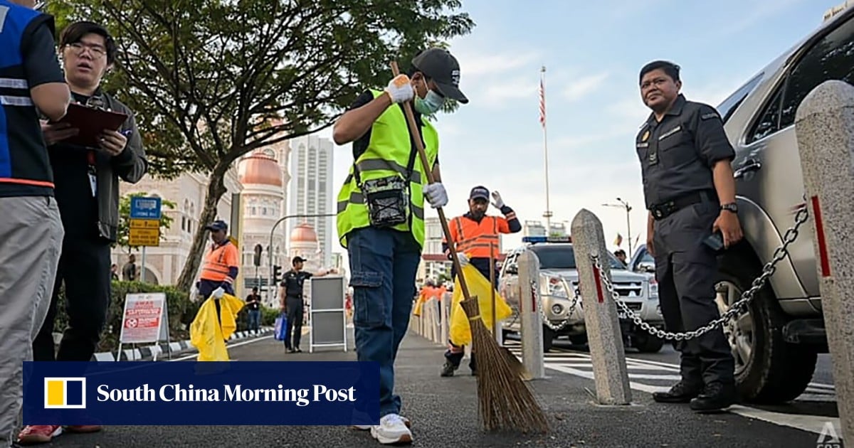 Singaporean sweeps Kuala Lumpur road after Malaysia littering conviction