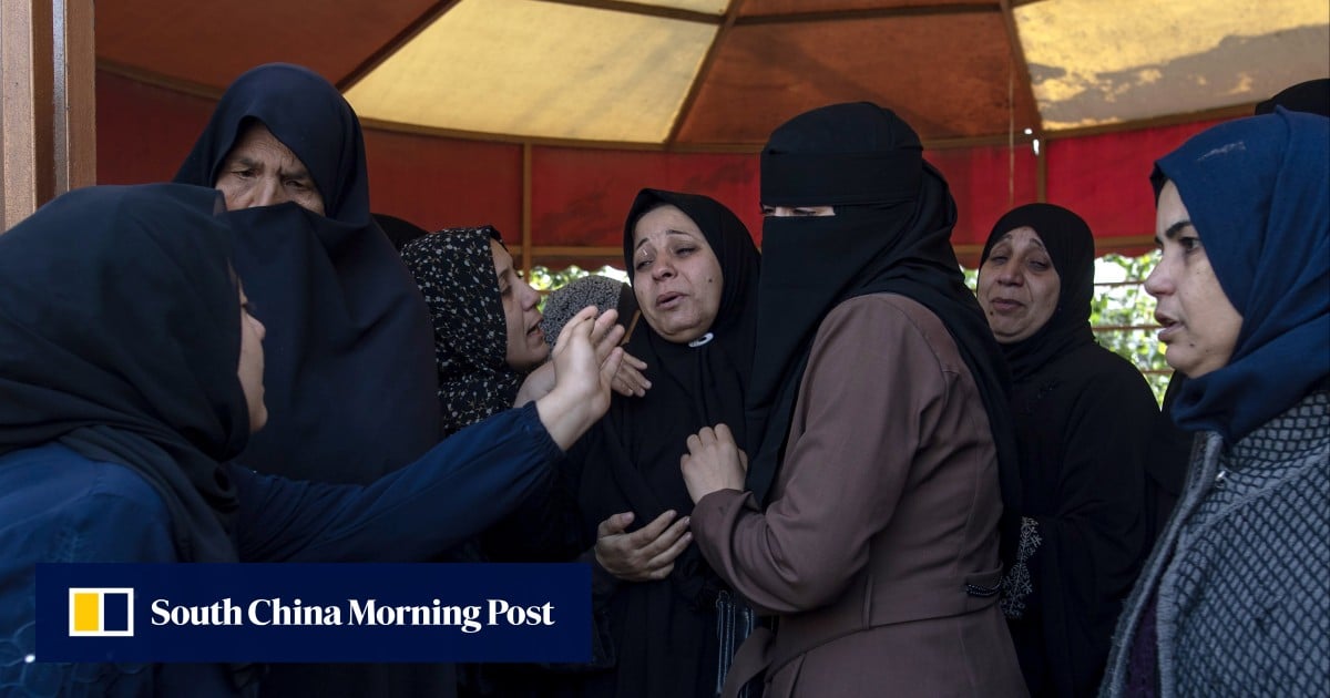 Israeli air strikes kill 11 in Gaza, say Palestinian officials