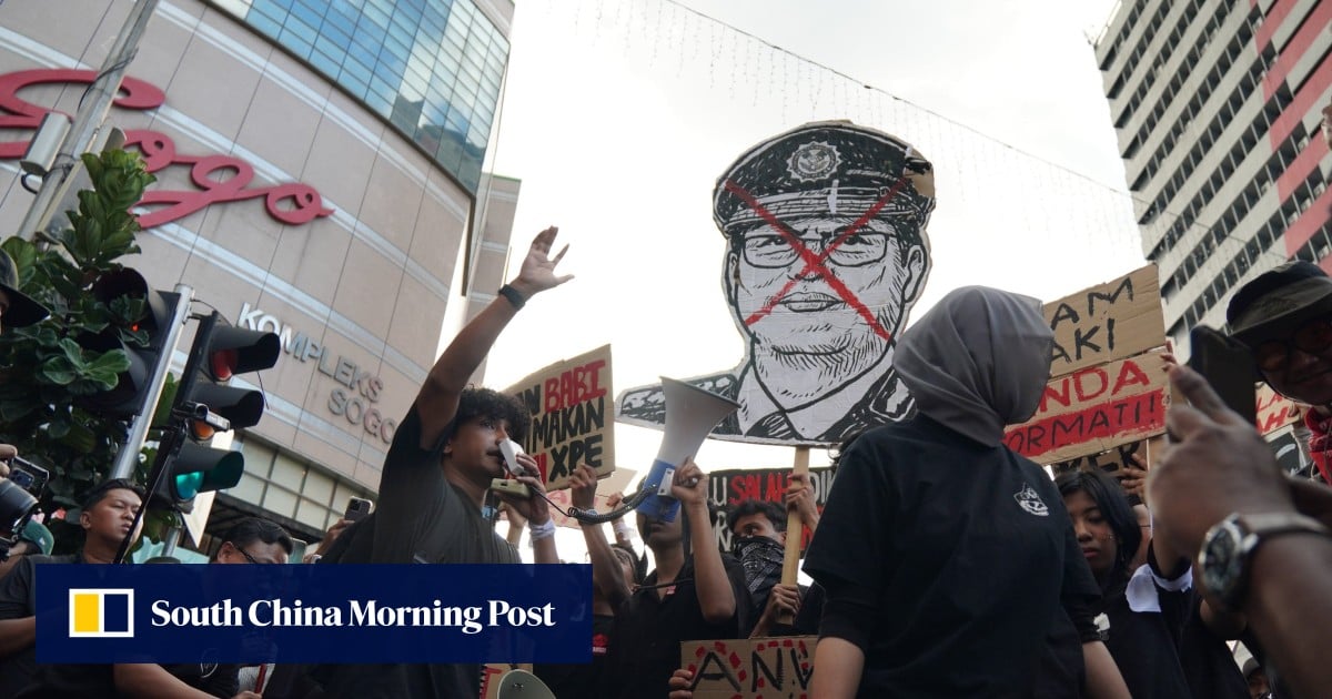 Malaysia summons anti-corruption chief in stock ownership probe