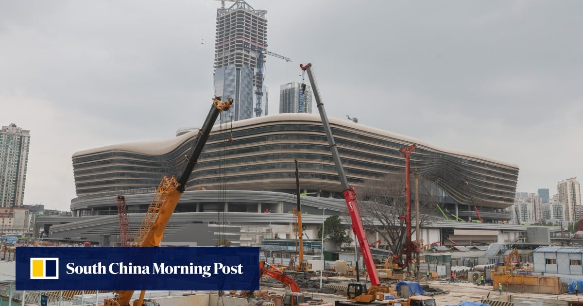 Lawmakers concerned over lack of parking at Huanggang border checkpoint