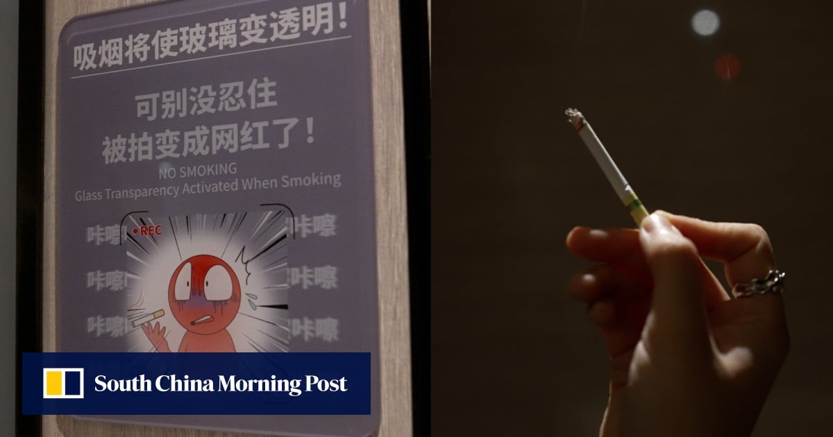 Shenzhen mall toilet doors expose smokers