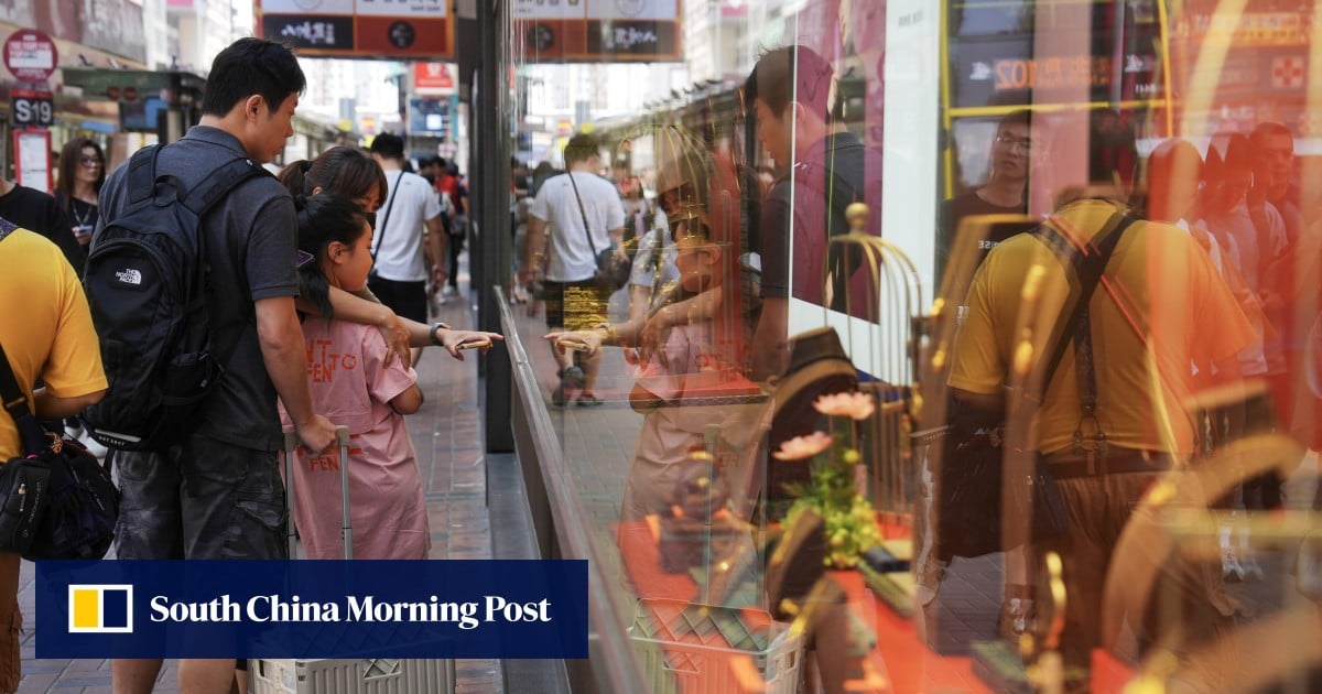 Licence of Hong Kong travel agency revoked after tour guide coerced visitors to shop