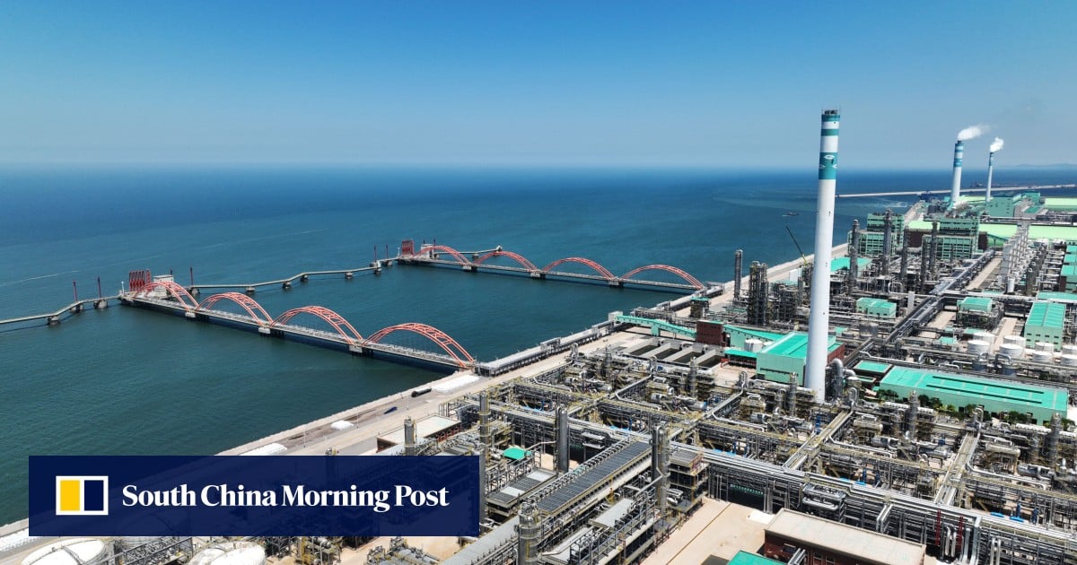 US sanctions China-based oil refinery and 40 shippers over Iran oil