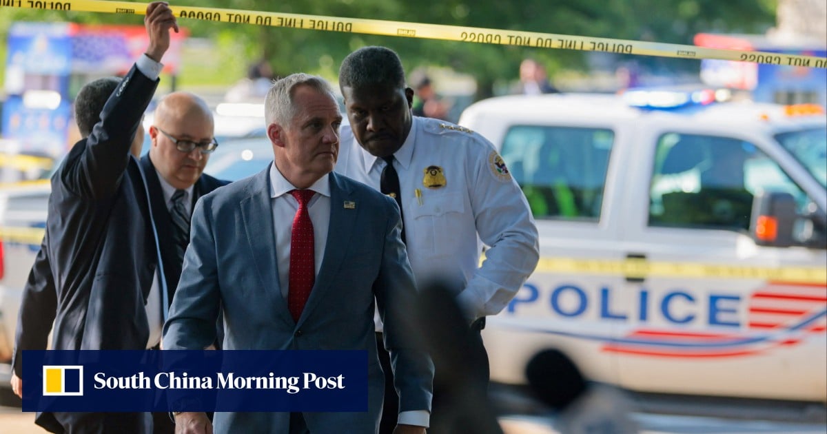 Person shot by officers near Washington Monument, Secret Service says
