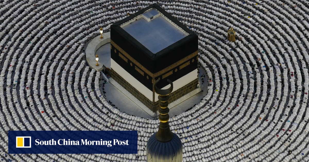 Muslims begin haj in sweltering heat and shadow of Middle East tensions