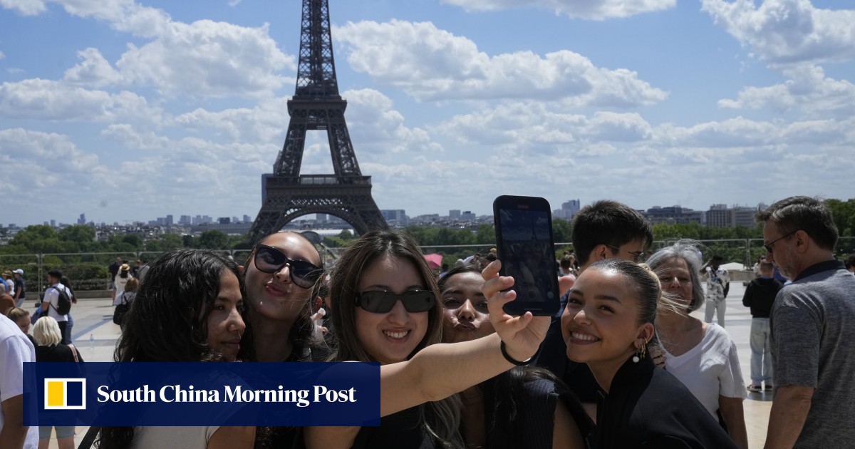 Checklist tourism trends as travellers go for selfies over ‘real stories’