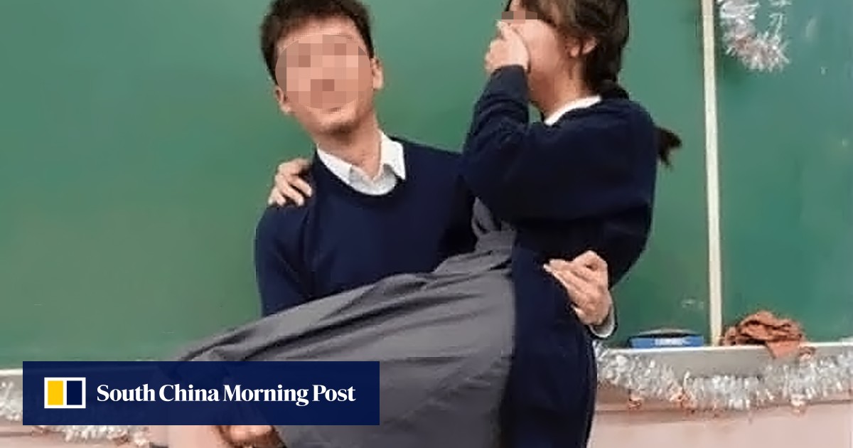 Education Bureau took action after teacher carried female student like bride