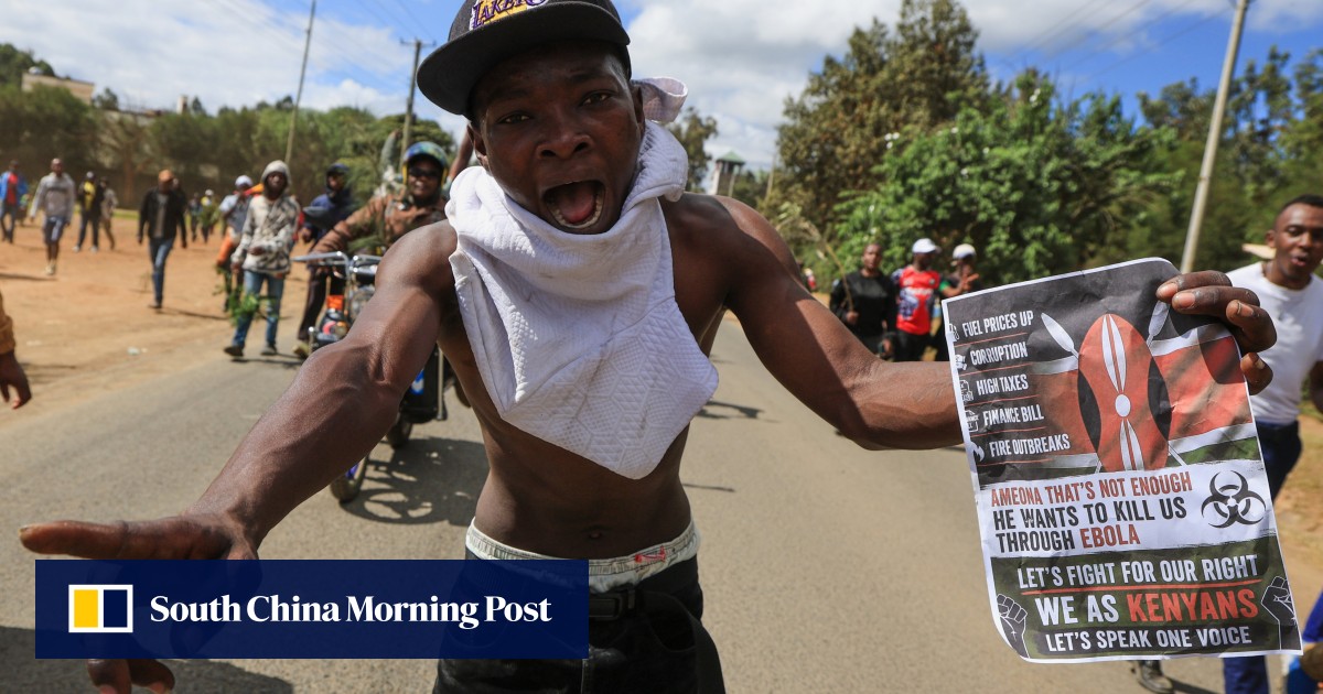 Young Kenyans protest Ebola quarantine centre for US citizens