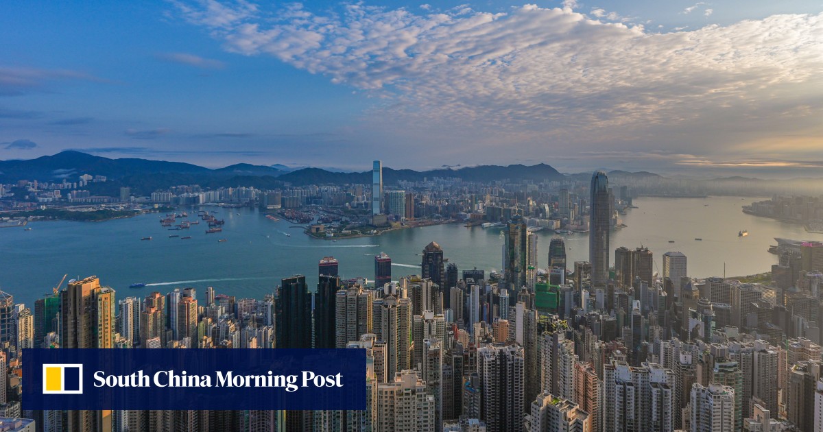 香港面临人才与资本双重挑战，与新加坡及中国大陆竞争加剧