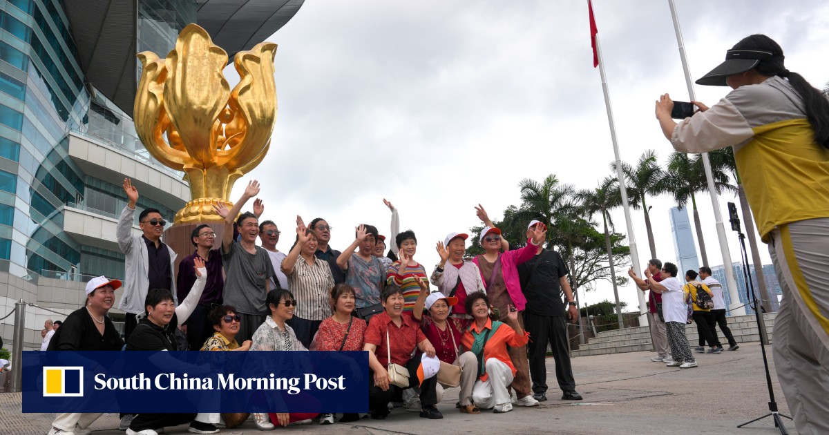 Hong Kong tour guide stripped of licence over coercing visitors into shopping