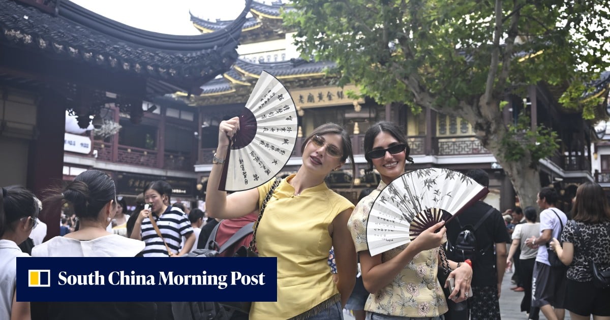 A phone away from home: China urged to provide rental handsets to aid tourists