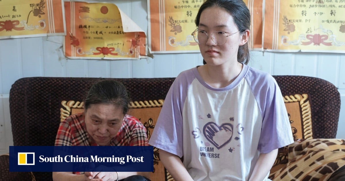 Low-income Chinese girl aces gaokao, inspires live-streamers offering financial help