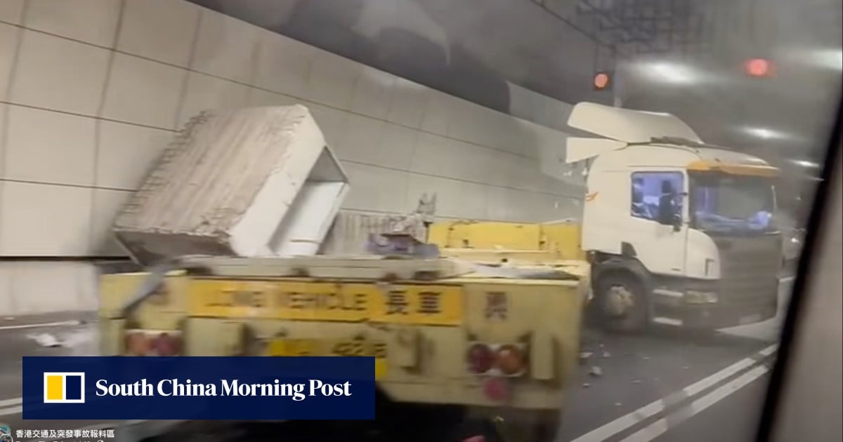 Driver loses control of truck in Central Kowloon Bypass, toppling goods and causing jam