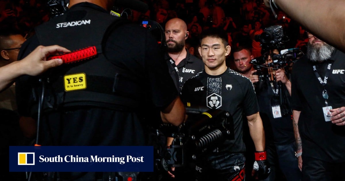 China’s bantamweight fighter Song Yadong (centre) will take on Russia’s Umar Nurmagomedov at UFC Fight Night in Shanghai on August 29 (Ảnh: AFP)