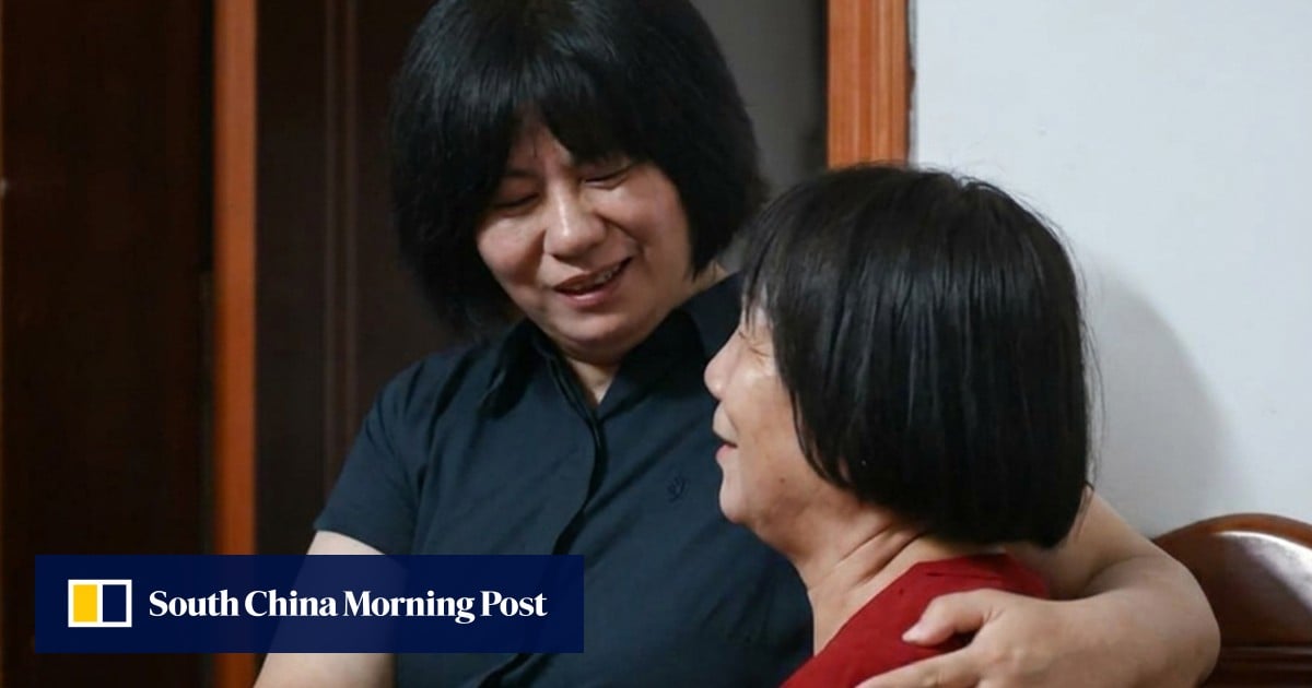 Chinese policewoman supports parents of colleague who died in line of duty for 20 years