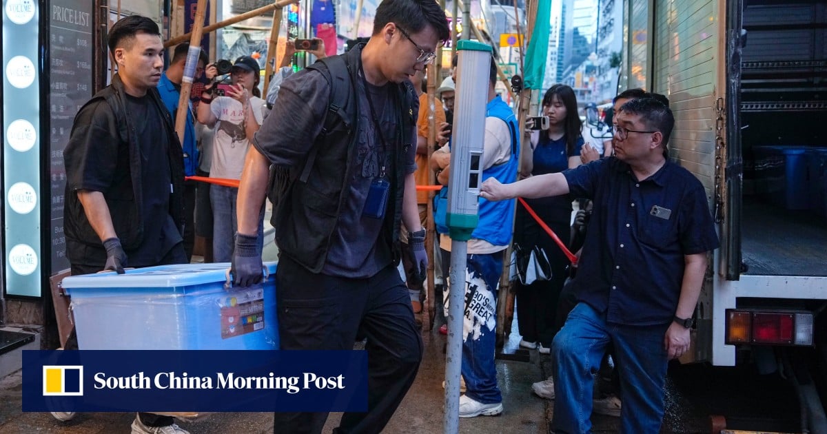 Hong Kong police search independent bookstore Have a Nice Stay on Wednesday (Ảnh: Handout)