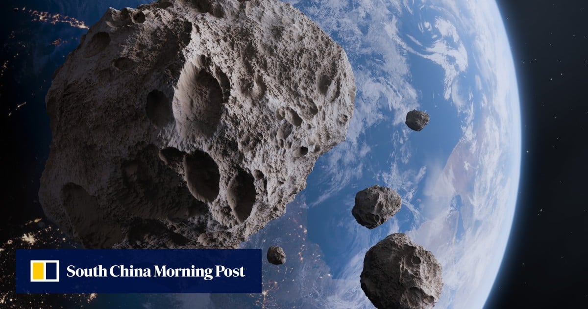 While scientists believe the vast majority of near-Earth asteroids over 1km wide have been detected, most space rocks under 140 metres wide are yet to be spotted, but could cause catastrophic damage if they hit Earth (Ảnh: Shutterstock)