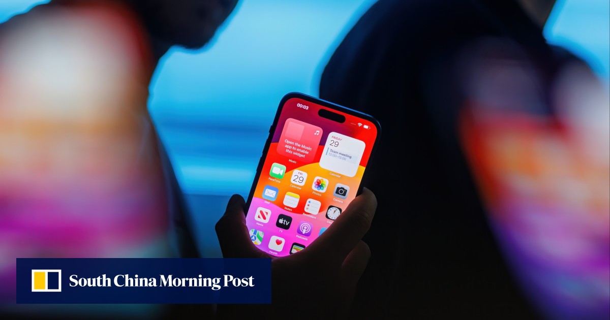 On-device models promise faster processing, enhanced data privacy and lower operating costs, according to proponents (Ảnh: Shutterstock)