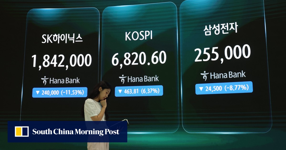 A woman is seen near an electronic signboard in the dealing room of Hana Bank in Seoul on Thursday. The Korea Composite Stock Price Index (Kospi) recently slid into a technical bear market (Ảnh: EPA)