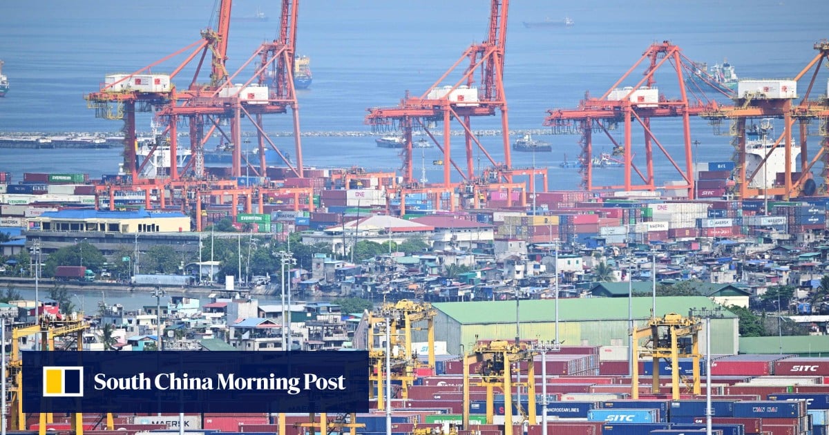 Containers and cranes at the international port of Manila last year. Risk analysts have praised the Philippines for its market openness, regulatory strength and labour rights (Ảnh: AFP)