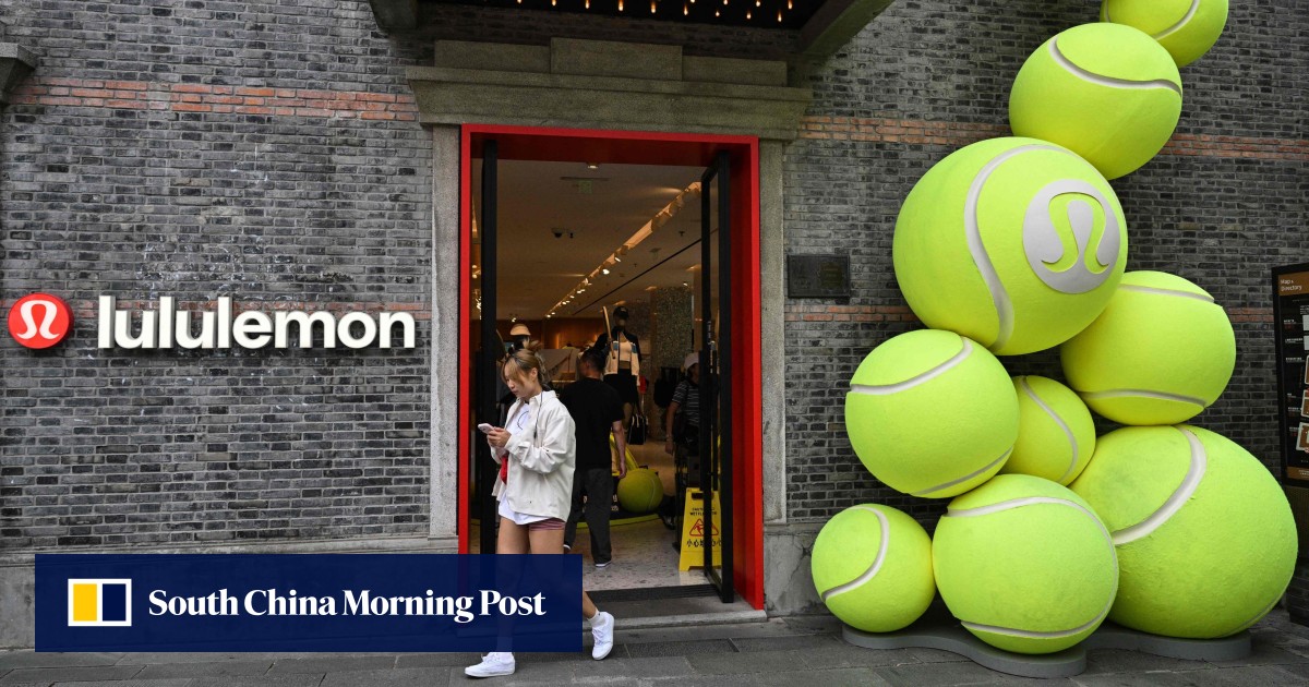A Lululemon shop in Shanghai on May 19. The brand is seeing slowing sales amid a backdrop of shifting consumer preferences (Ảnh: AFP)