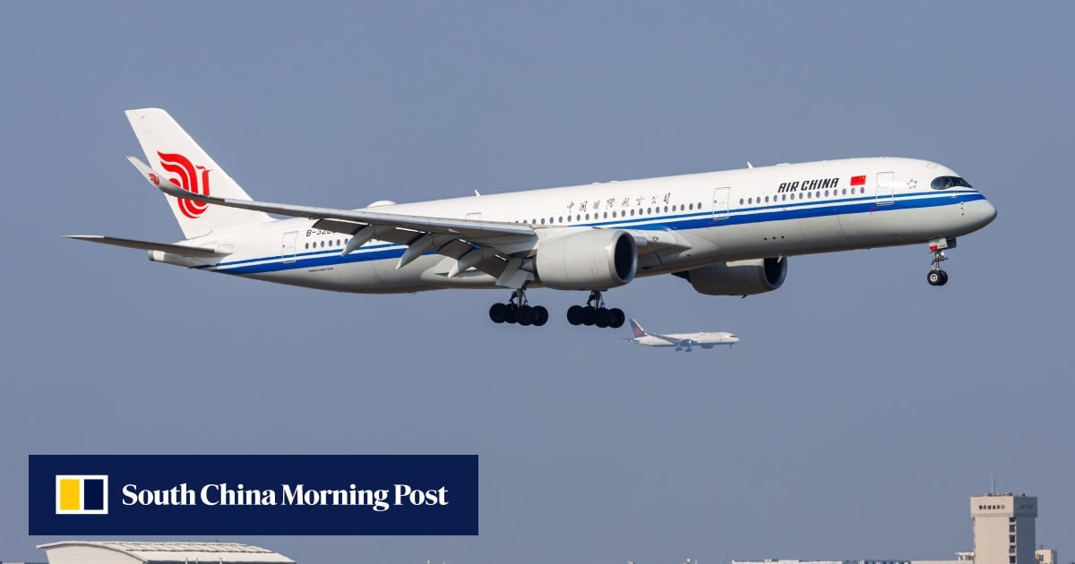 An Air China Airbus A350-900 airplane at Shanghai Pudong Airport on April 10, 2024 (Ảnh: Shutterstock)