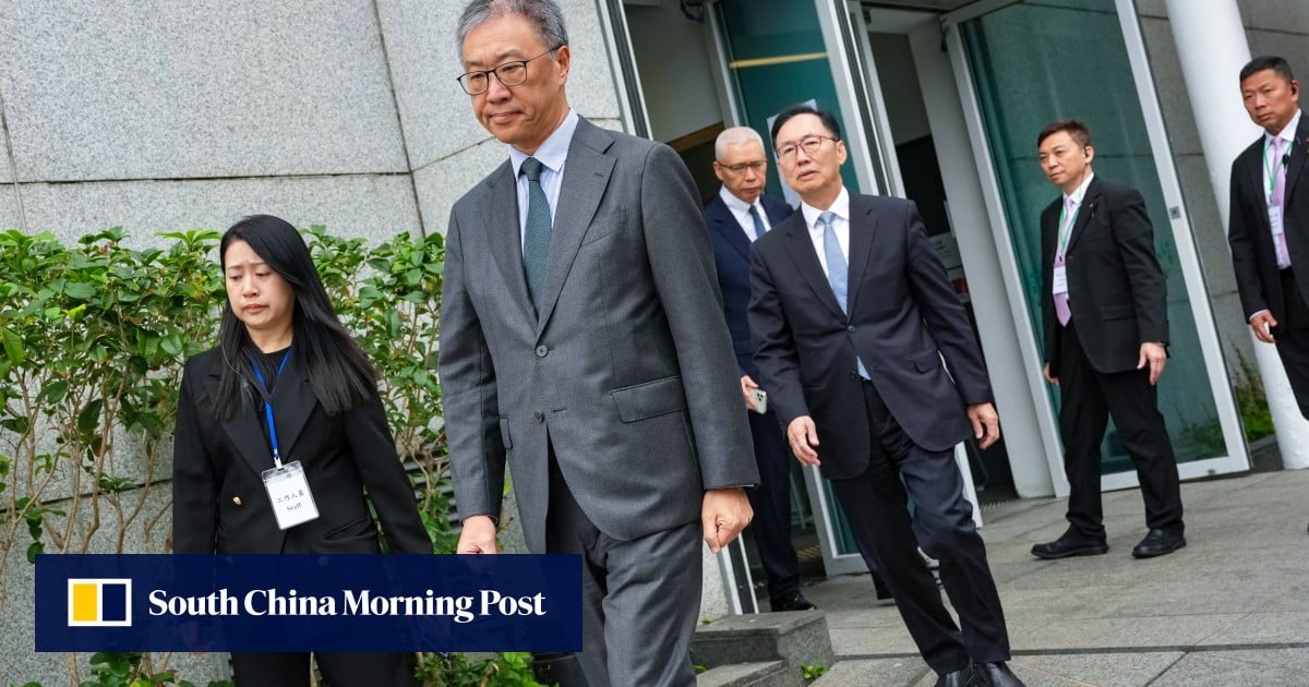 Justice David Lok (centre) is leading the independent committee to investigate the Tai Po blaze (Ảnh: Karma Lo)