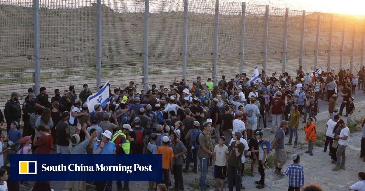Israelis march to Gaza border demanding re-establishment of settlements Israelis march to Gaza border demanding re-establishment of settlements